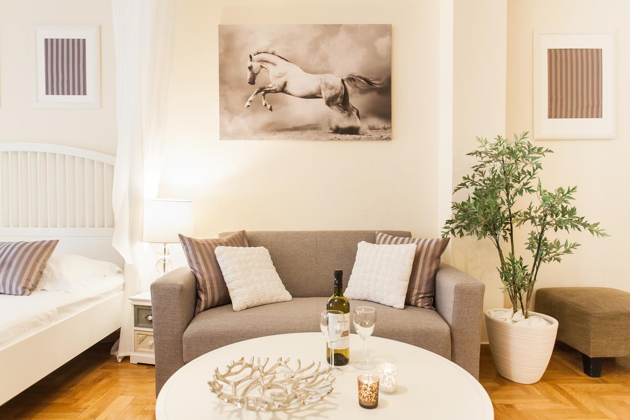 Athenian Home By Livin Urbban ภายนอก รูปภาพ